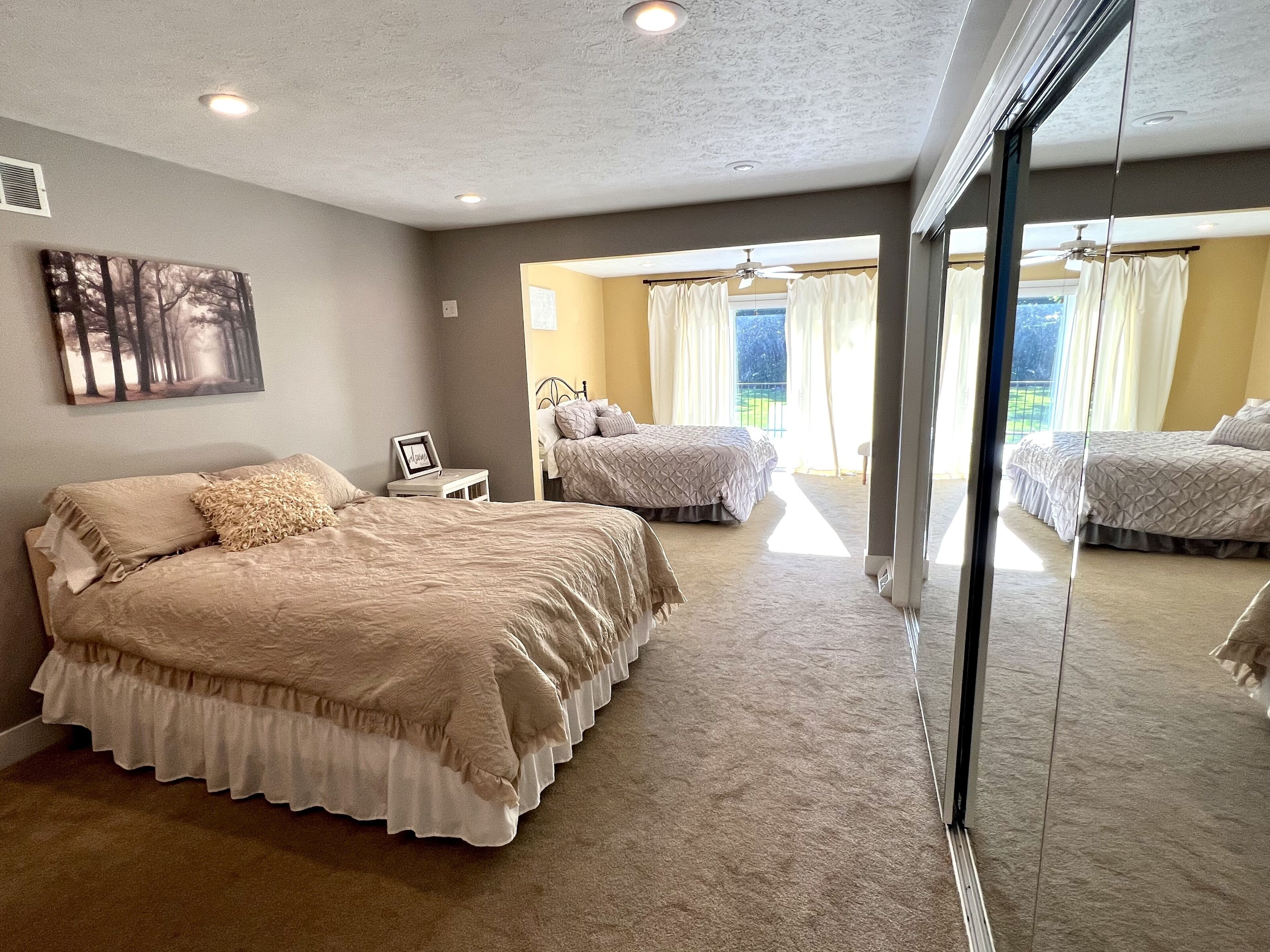 5 dormitoris, planxa i posts de planxar i un bressol de viatge 