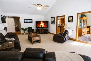 Smart-tv, een open haard, videospelletjes en een dvd-speler