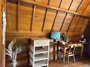 Cofres nos quartos, escrivaninha, quartos à prova de som