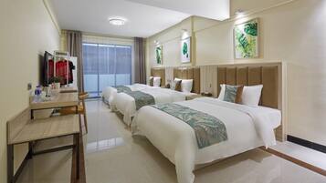 Habitación empresarial triple | Escritorio, cortinas blackout y wifi gratis