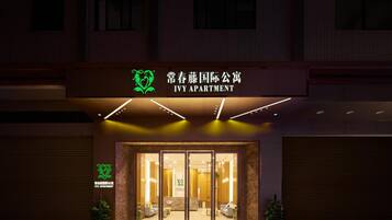 Vista frontal de la propiedad por la tarde o noche