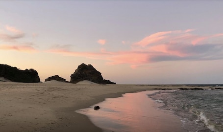 Beach nearby, beach towels. Studio at 60.
Private apartment, close to beaches and cafes. Breakfast included.
