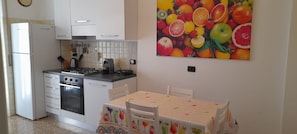 Fridge, microwave, oven, stovetop - Magenta Apartment in the center of Varese (Varese)