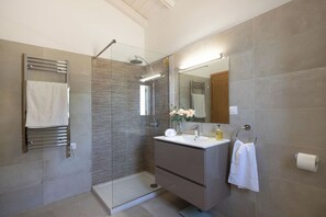 Badewanne, Haartrockner, Handtücher