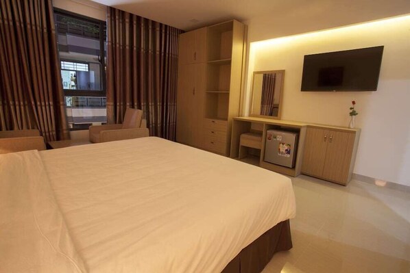 Minibar, escritorio y wifi gratis 