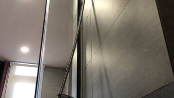 Superior Twin Room | Bathroom | Shower, free toiletries, hair dryer, slippers