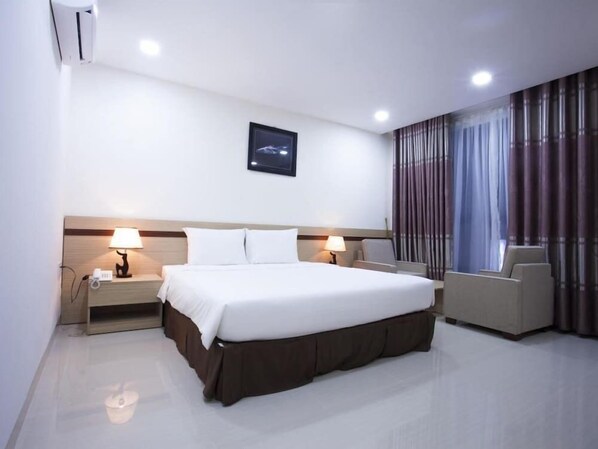 Minibar, desk, free WiFi