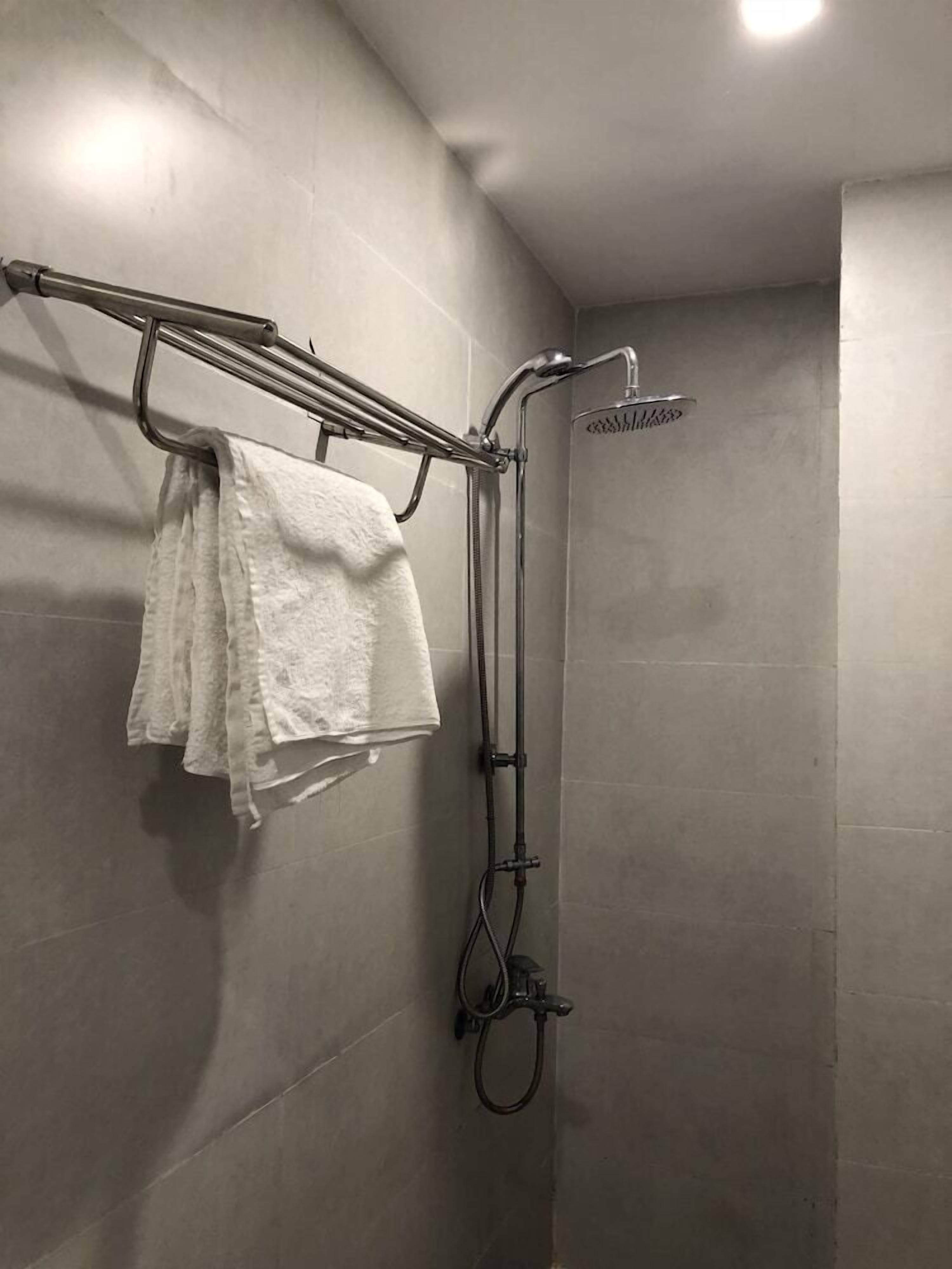 Dusche, kostenlose Toilettenartikel, Haartrockner, Hausschuhe