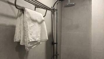 Dusche, kostenlose Toilettenartikel, Haartrockner, Hausschuhe