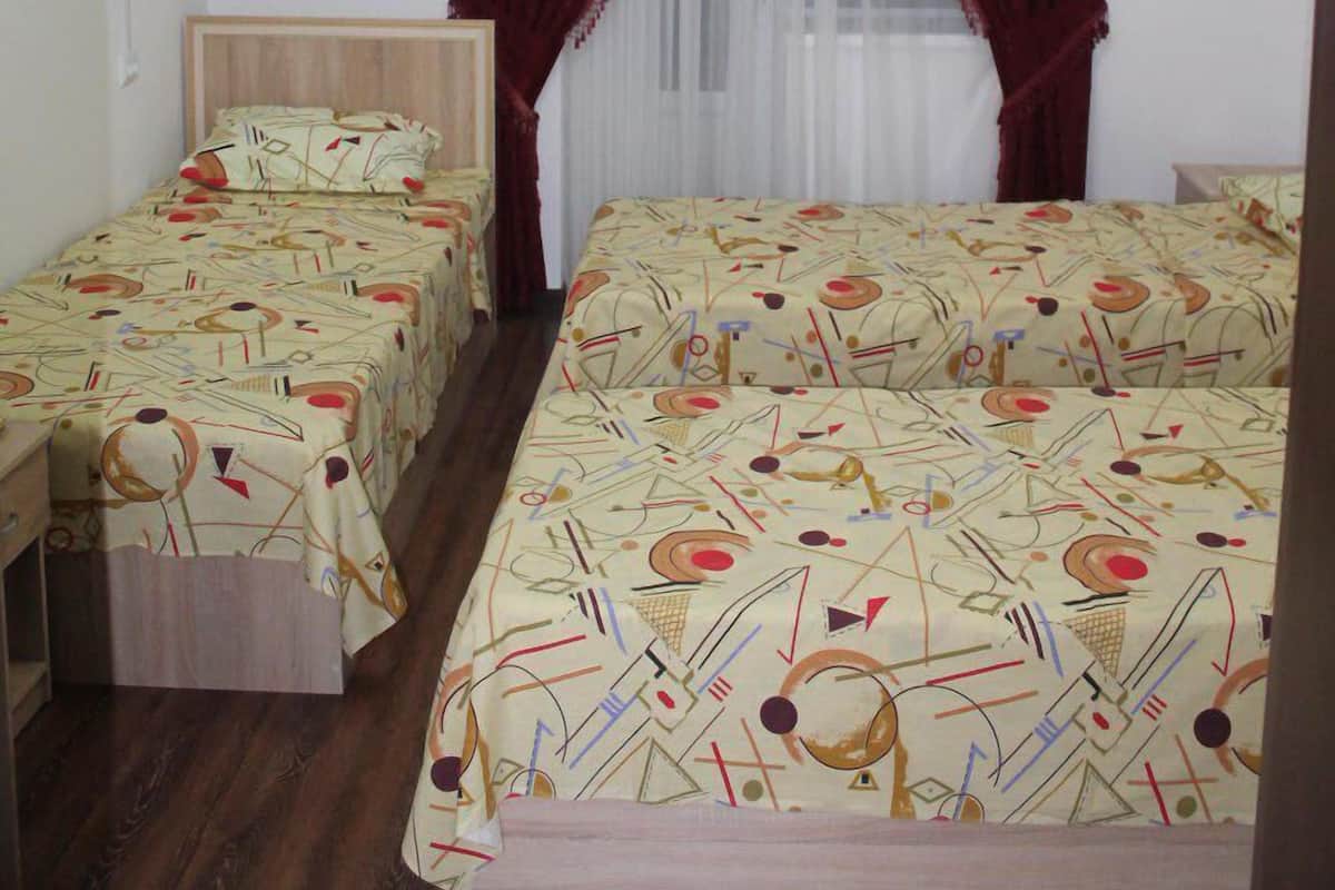 Economy Triple Room | In-room safe, WiFi (free), bed sheets