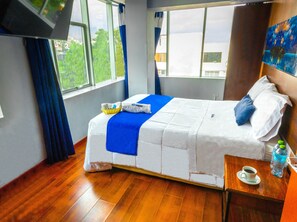 Cubrecamas, caja de seguridad en la habitación y escritorio 