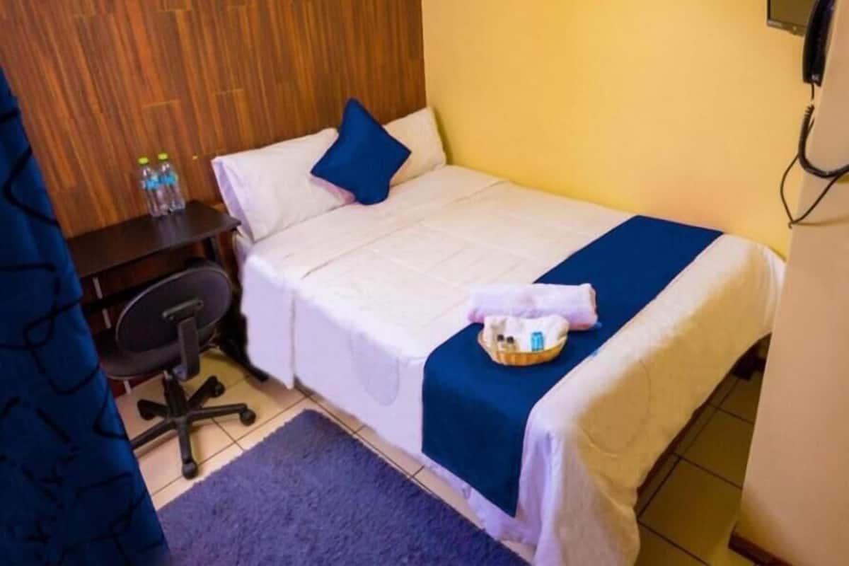 1 habitación, cubrecamas y caja de seguridad en la habitación