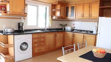 Frigorífico, microondas, horno y placa de cocina