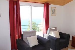 TV, books - Casa Bela Vista in Madeira Island (Ribeira Brava)