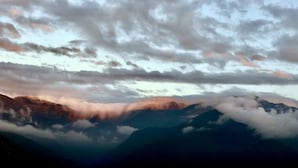 Una cordillera con nubes en la base.