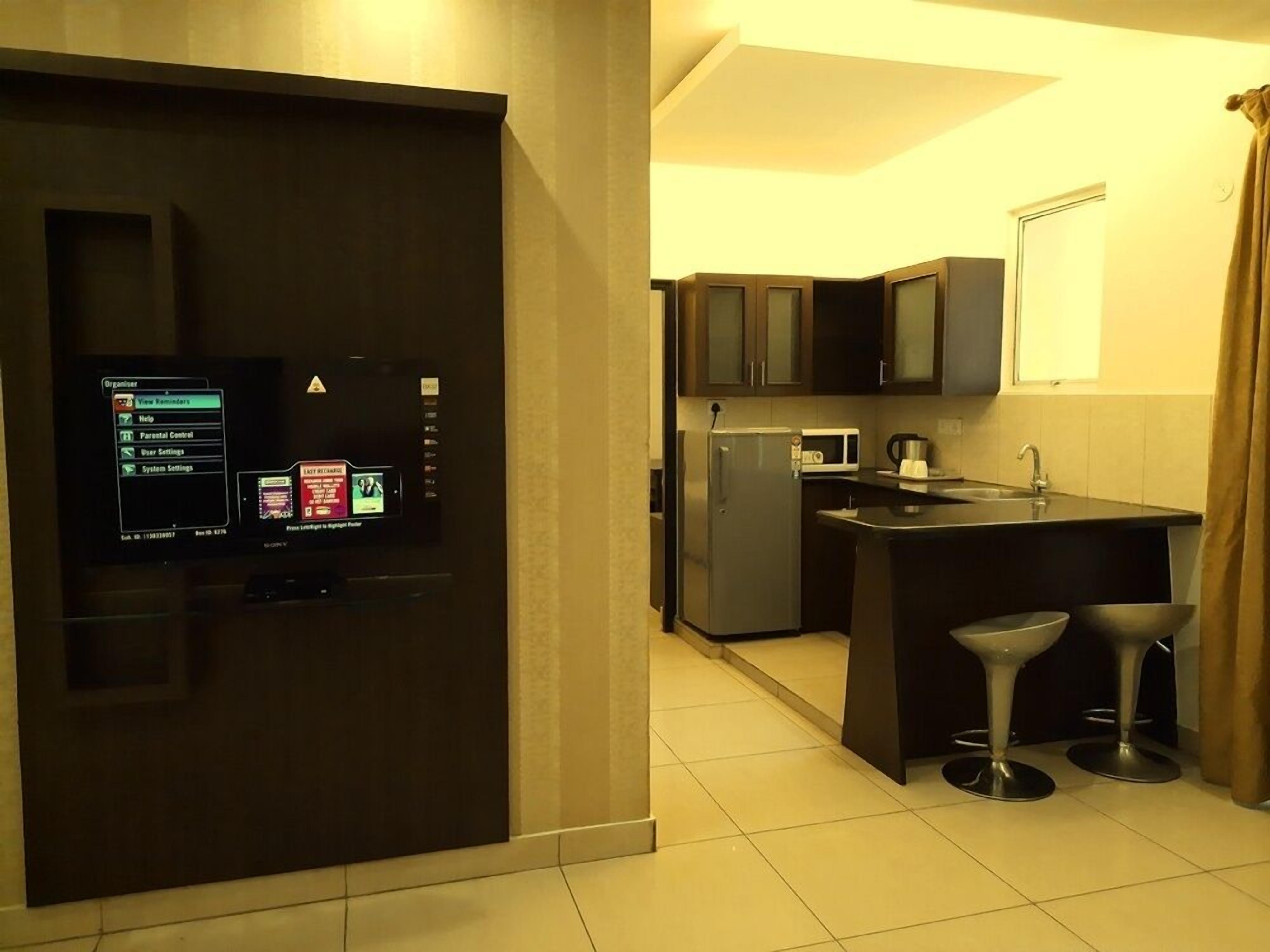 Deluxe Room | Private kitchen | Full-size fridge, microwave, oven, stovetop