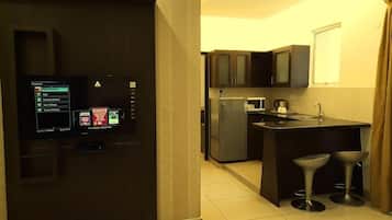 Deluxe Room | Private kitchen | Full-size fridge, microwave, oven, stovetop