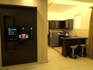 Deluxe Room | Private kitchen | Full-size fridge, microwave, oven, stovetop - Nagarjuna Suites (Bengaluru)