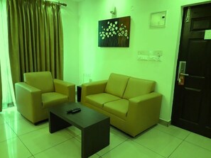 Deluxe-Zimmer | Wohnbereich | Flachbildfernseher