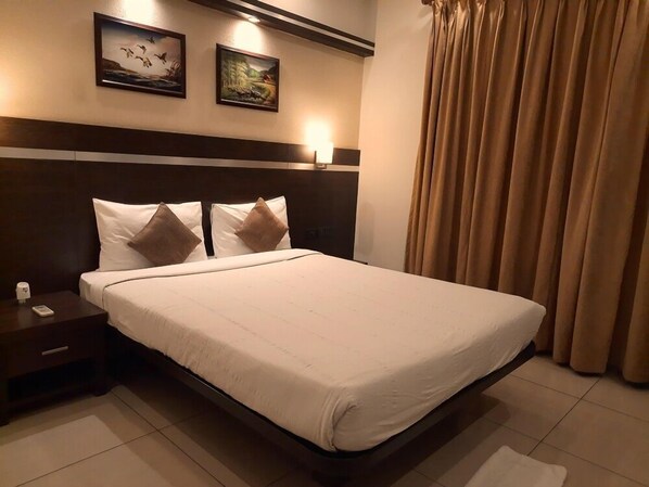 Camera Executive | Cassaforte in camera, con arredamento individuale, una scrivania