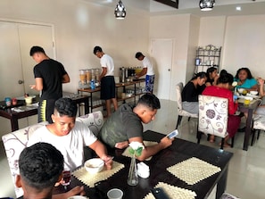 Desayuno con opciones de la cocina local todos los días (con cargo)