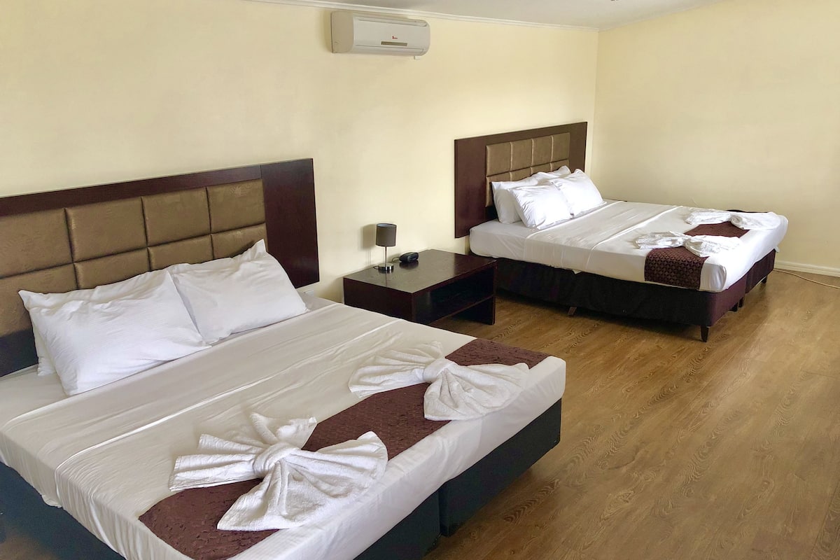 standard quadruple room, multiple beds | blackout curtains, bed sheets