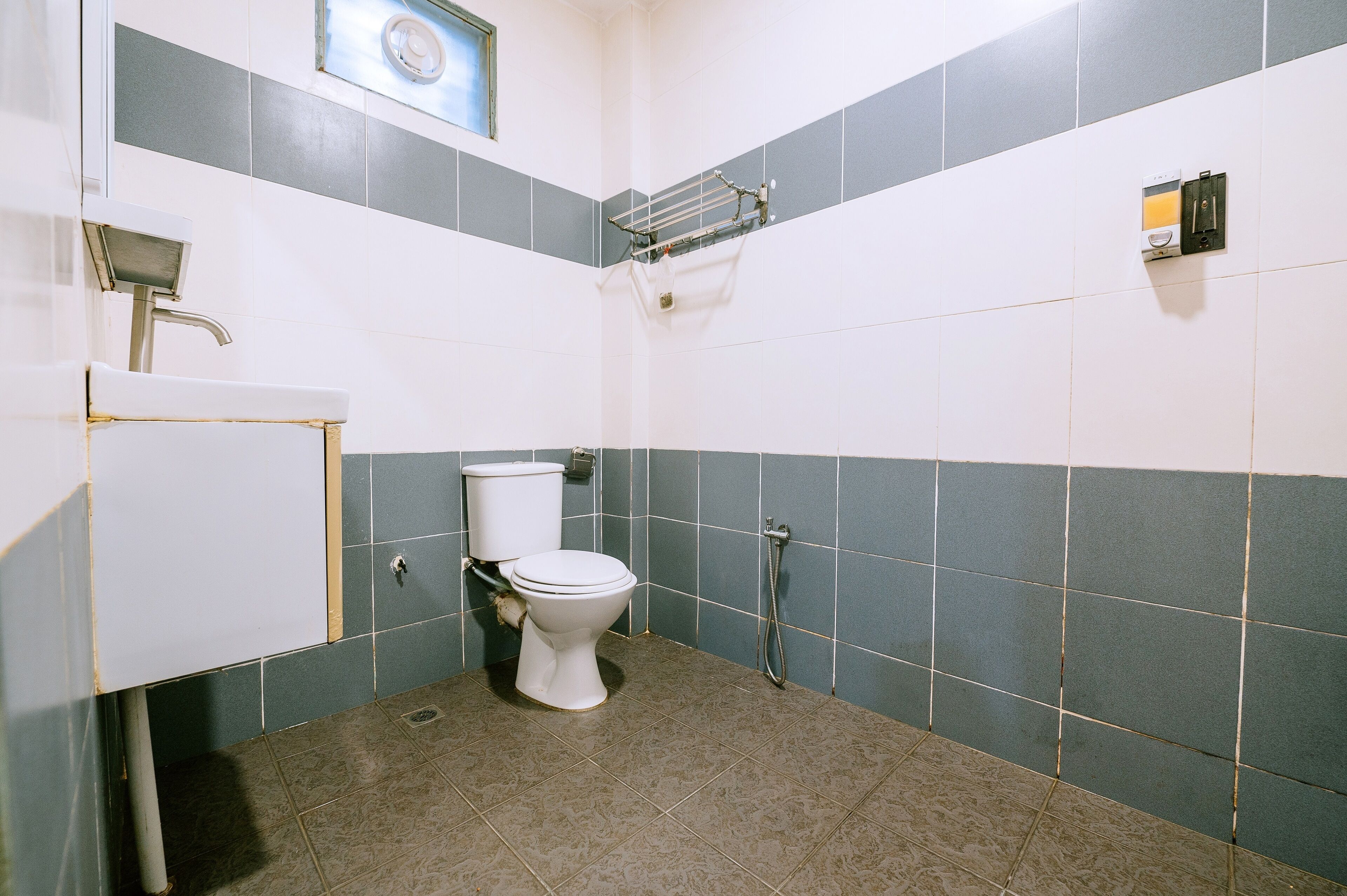 Un bagno con il water, lavandino e doccia.