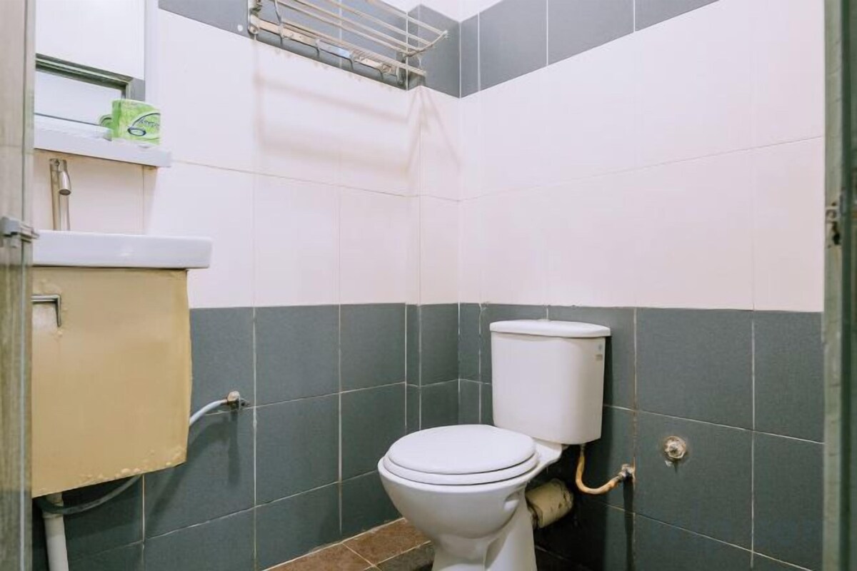 Bathroom | Shower, free toiletries, hair dryer, bidet