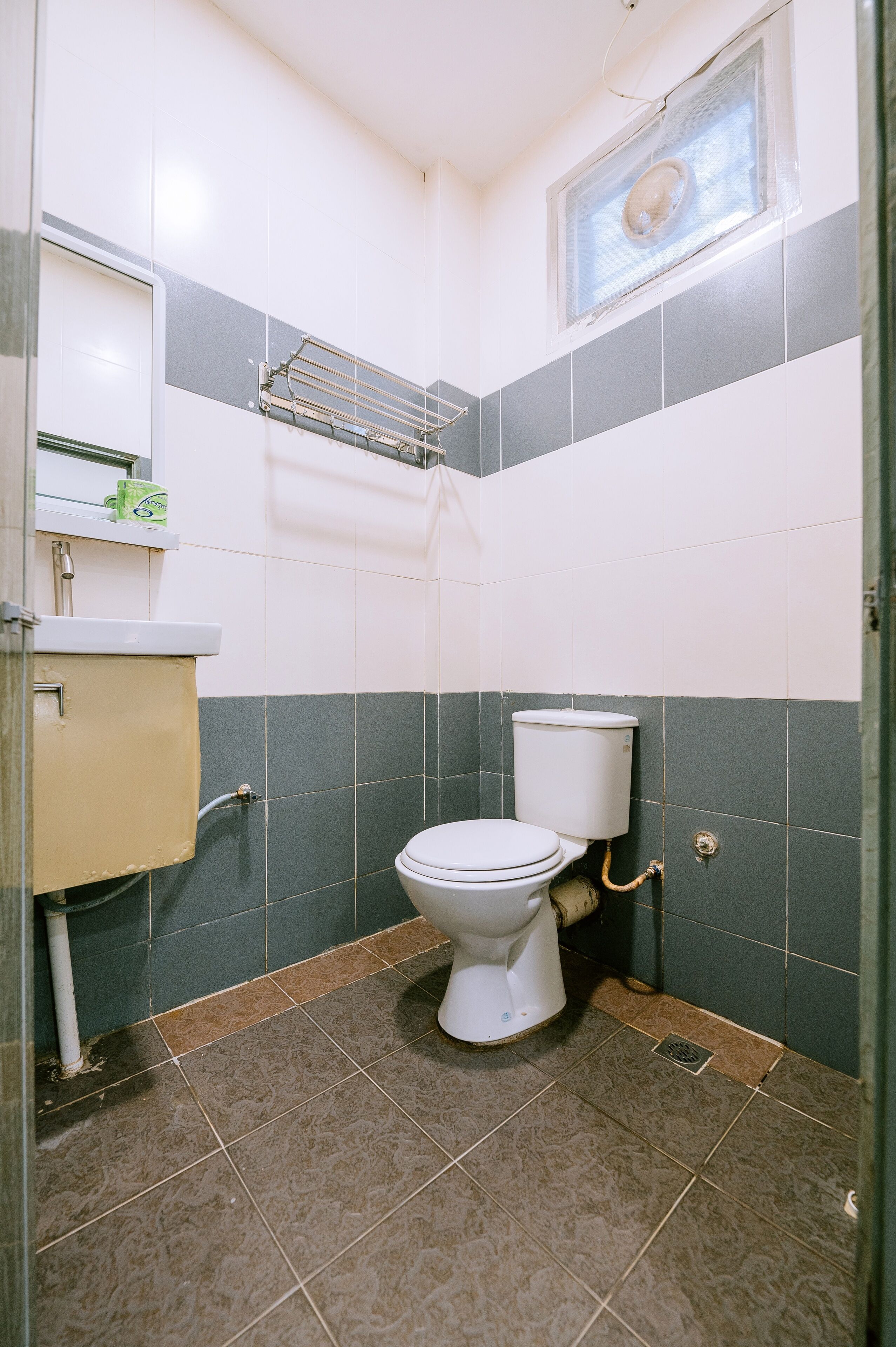 comfort double room | bathroom | shower, free toiletries, hair dryer, towels