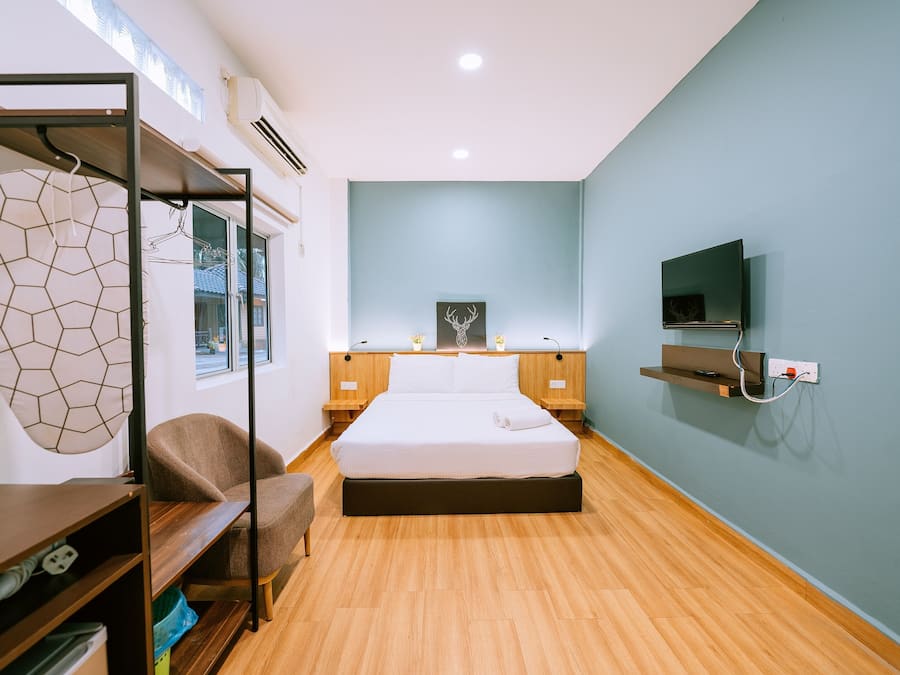 Comfort Double Room | Minibar, in-room safe, blackout drapes, iron/ironing board
