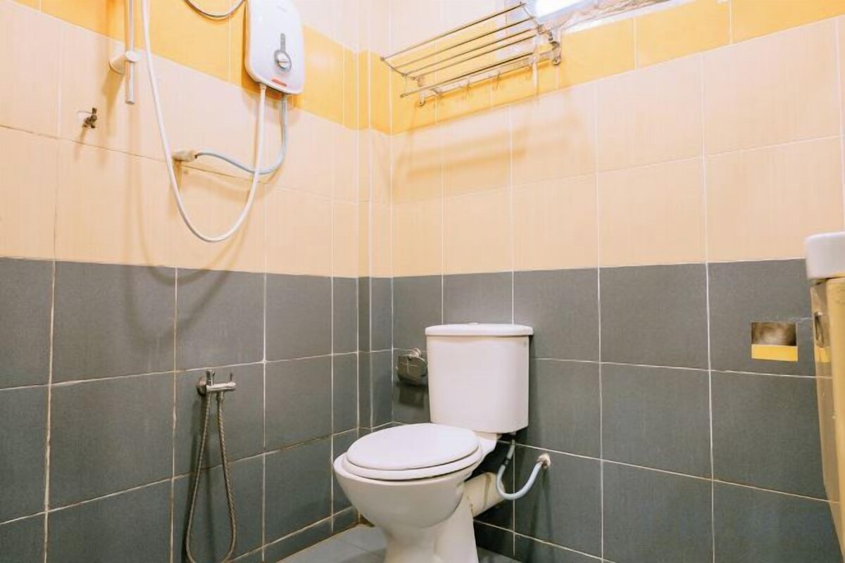 Bathroom | Shower, free toiletries, hair dryer, bidet