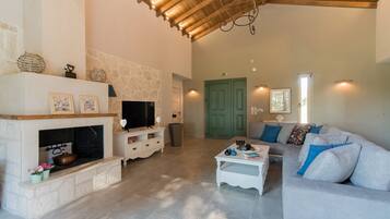 Een smart-tv, een open haard, een dvd-speler en een tafeltennistafel