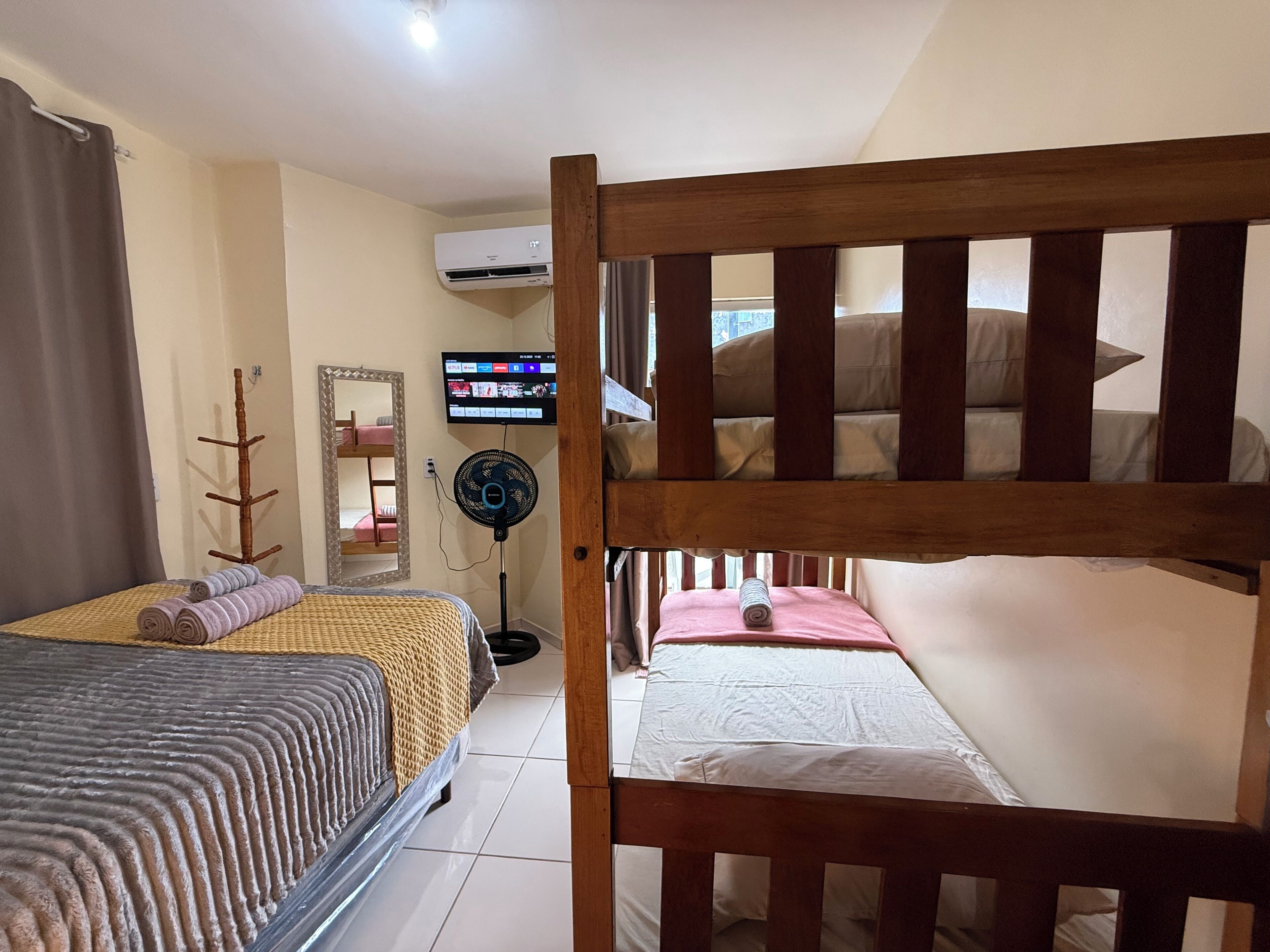 1 室のベッドルーム、遮光カーテン、WiFi (無料)、ベッドシーツ