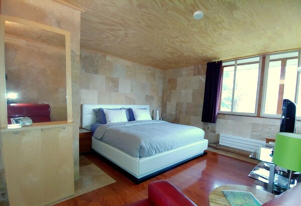 مكتب وملاءات أسرّة