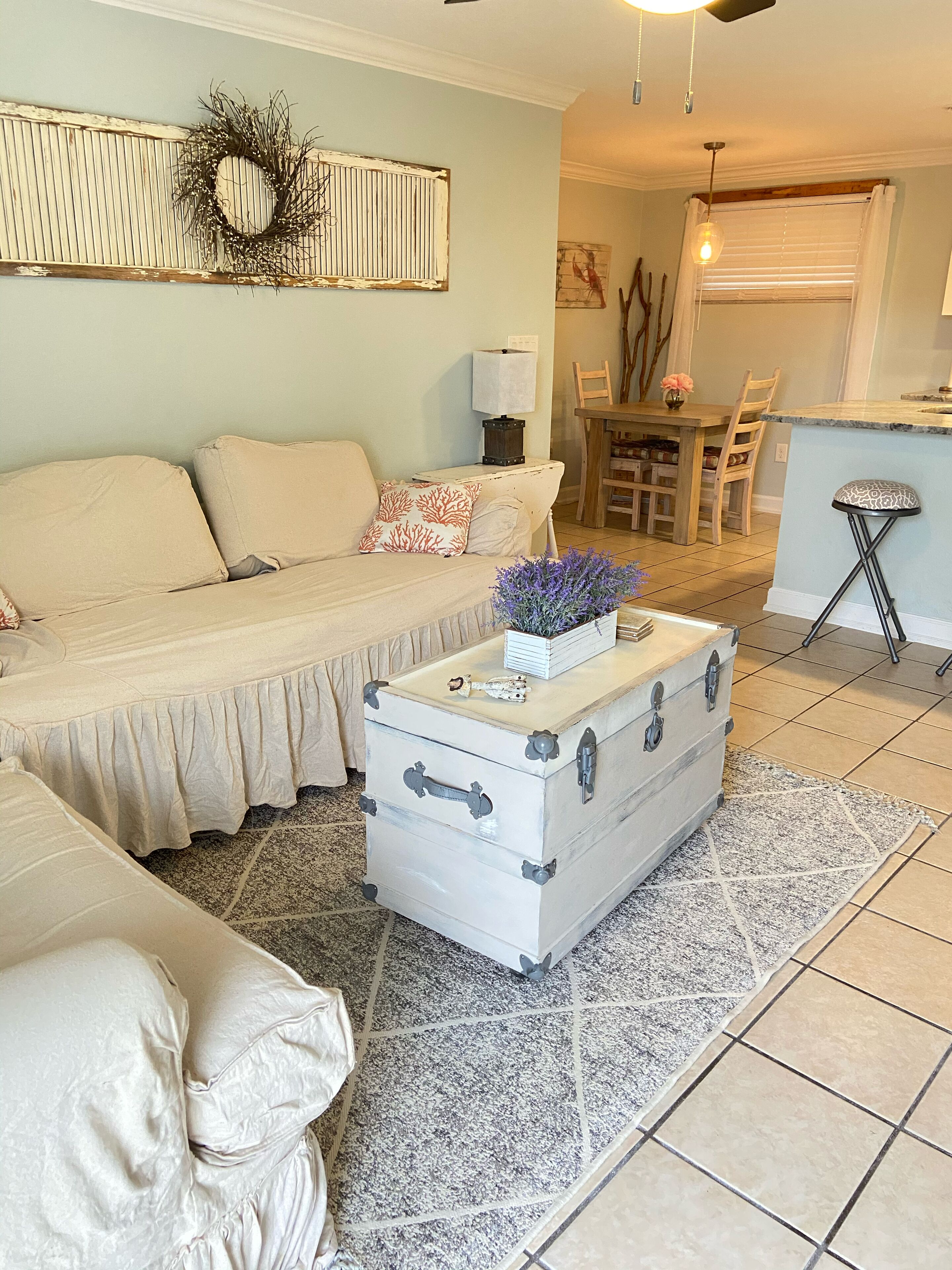 Een smart-tv, een dvd-speler, boeken en een filmbibliotheek