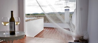 Casa Besana is an old farmhouse renovated in La Mancha toledana.