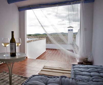 Casa Besana is an old farmhouse renovated in La Mancha toledana.