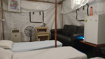 Luxury-Zelt, Mehrere Betten, eigenes Bad, Gartenblick | Hochwertige Bettwaren, Zimmersafe, Schreibtisch, Bettwäsche