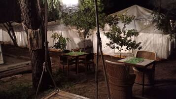 Luksustelttamajoitus, useita sänkyjä, oma kylpyhuone, näköala puutarhaan | Näkymä huoneesta