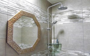 Double Room (B) | Bathroom shower - Ondadoro Hostel (Yeosu)