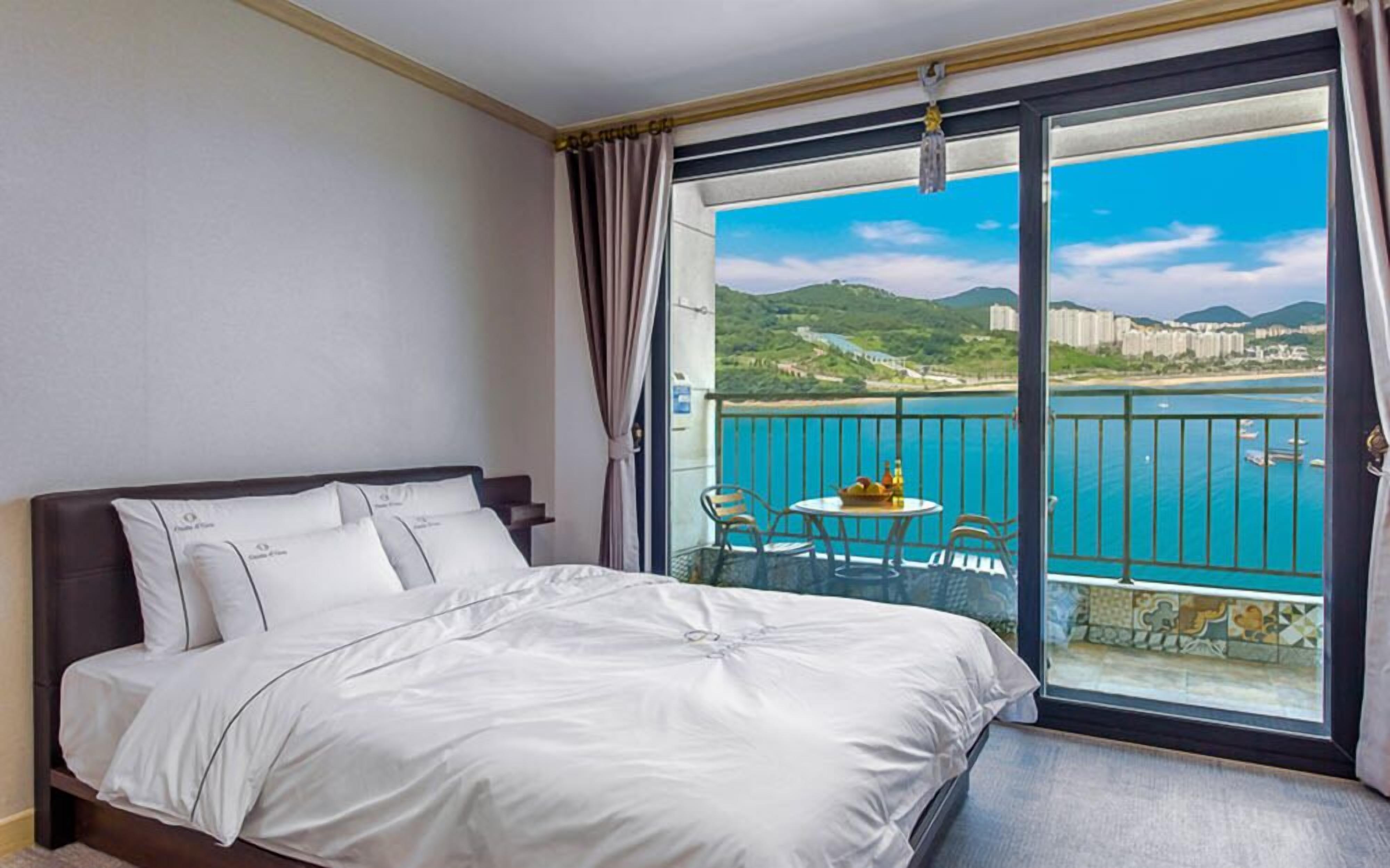 Kahden hengen huone (B) | Ylelliset vuodevaatteet, untuvapeitot, yksilöllisesti sisustettu