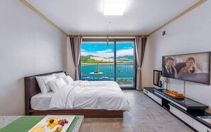 Double Room (B) | Premium bedding, down duvets, individually decorated, laptop workspace - Ondadoro Hostel (Yeosu)