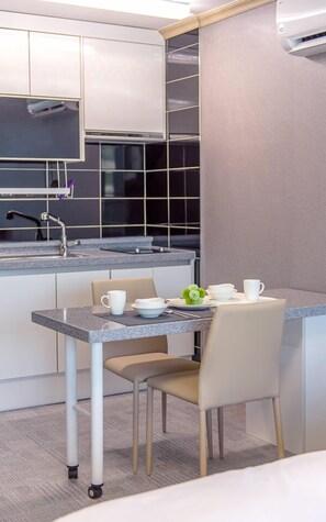 Fridge, microwave, stovetop, electric kettle - Ondadoro Hostel (Yeosu)