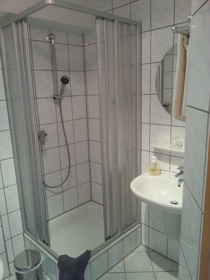 Quarto casal | Banheiro | Chuveiro, produtos de toalete grátis, secador de cabelo 