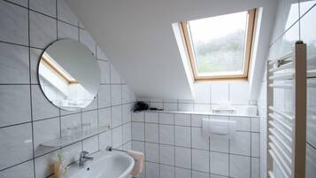 Double Room | Bathroom | Shower, free toiletries, hair dryer, towels