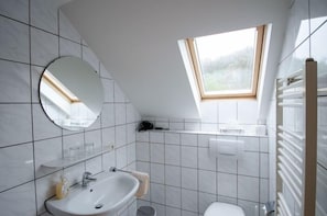 Dobbeltværelse | Badeværelse | Bruser, gratis toiletartikler, hårtørrer, håndklæder