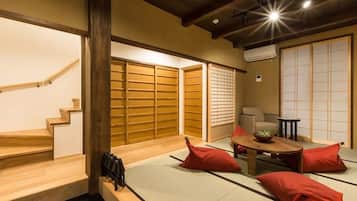 YUKI TSUKI Private Kyomachiya with open-air bath | Living area | Flat-screen TV
