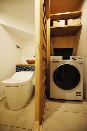 Casa geminada superior, vários quartos, cozinha americana (KAZE) | Banheiro | Banheira e chuveiro separados, banheira de imersão