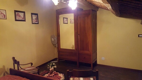 2 habitaciones, tabla de planchar con plancha y ropa de cama 