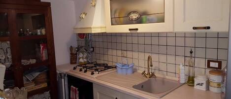 Kühlschrank, Ofen, Herdplatte, Wasserkocher mit Kaffee-/Teezubehör